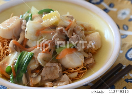 家庭的で素朴な自家製の長崎皿うどん 112749316