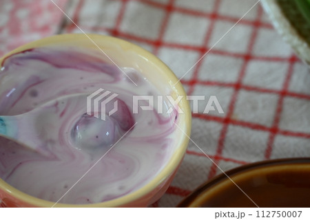 おいしそうなブルーベリーヨーグルト 112750007