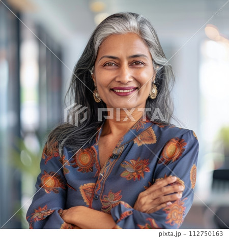 Smiling Hindu businesswoman 50-60 years old,...のイラスト素材 [112750163] - PIXTA