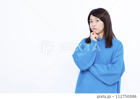 真剣に悩んでいる青いパーカーを着た女性 112750886