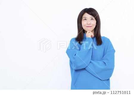 笑顔で考えている青いパーカーを着た女性 112751011