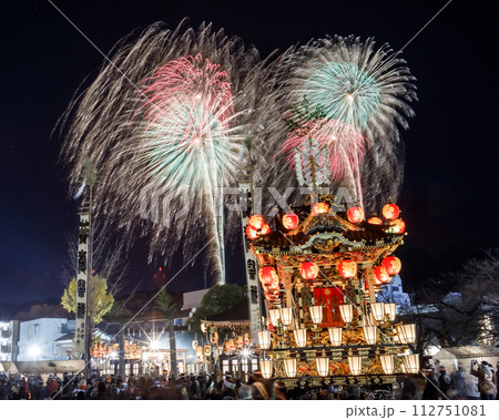 秩父神社 秩父夜祭 中近笠鉾と打ち上げ花火 112751081