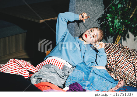 若い女性のファッションイメージ 若い女性のファッションイメージ 112751337