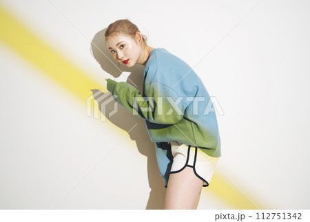 若い女性のスポーティスナップ 若い女性のスポーティスナップ 112751342