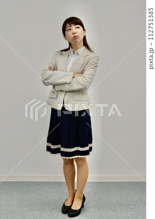 ツンツンする若い女性 112751385