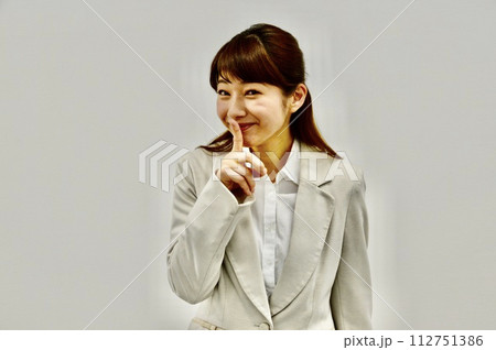 「シーッ、内緒」のポーズをする若い女性 「シーッ、内緒」のポーズをする若い女性 112751386