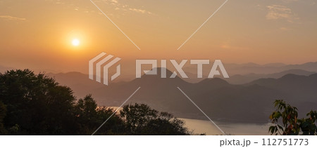 五老ヶ岳公園から見る舞鶴湾の夕焼けの情景 五老ヶ岳公園から見る舞鶴湾の夕焼けの情景 112751773