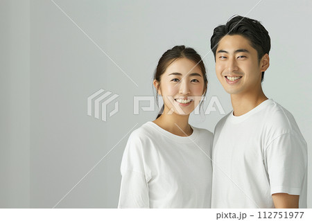 白いTシャツを着て微笑むz世代の男女のポートレート 112751977