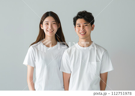 白いTシャツを着て微笑むz世代の男女のポートレート 白いTシャツを着て微笑むz世代の男女のポートレート 112751978