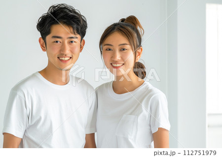 白いTシャツを着て微笑むz世代の男女のポートレート 112751979