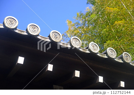 南禅寺左三つ巴紋の丸紋瓦の写真素材 [112752144] - PIXTA