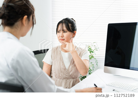 唇・口元の悩み・病気で診察を受ける患者の女性と医師(ヘルペス・口角炎・口唇炎・口内炎) 唇・口元の悩み・病気で診察を受ける患者の女性と医師(ヘルペス・口角炎・口唇炎・口内炎) 112752189