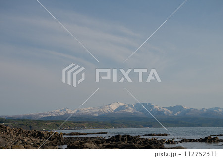残雪の山並みと海 暑寒別岳 残雪の山並みと海 暑寒別岳 112752311