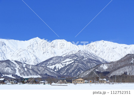 冬の白馬村 快晴の白馬三山 冬の白馬村 快晴の白馬三山 112752351