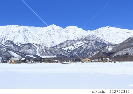 冬の白馬村 快晴の白馬三山 冬の白馬村 快晴の白馬三山 112752353