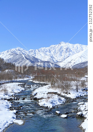 冬の白馬村　快晴の北アルプス 112752392