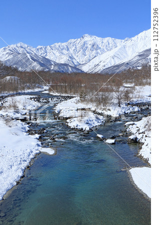 冬の白馬村 快晴の北アルプス 冬の白馬村 快晴の北アルプス 112752396