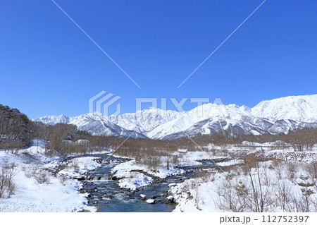 冬の白馬村 快晴の北アルプス 冬の白馬村 快晴の北アルプス 112752397
