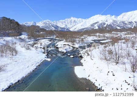 冬の白馬村　快晴の北アルプス 112752399