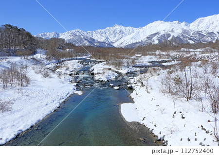 冬の白馬村　快晴の北アルプス 112752400