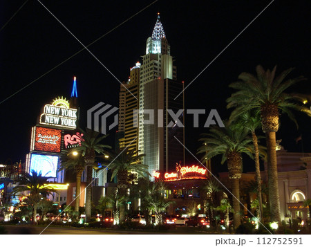 ライトアップされたラス・ベガスの夜景 112752591