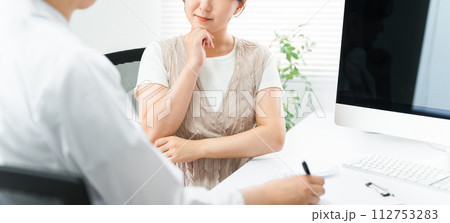 医者の診断に疑問を持つ女性・ヤブ医者・藪医者・インチキ 112753283