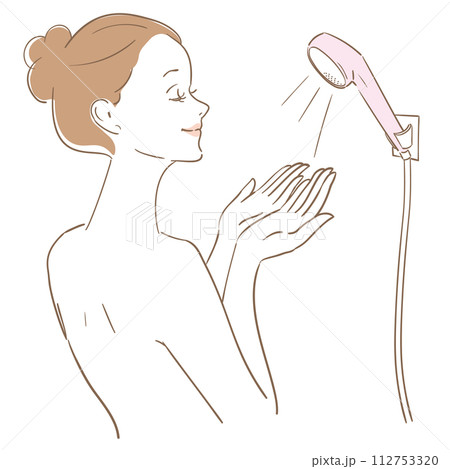 シャワーを浴びる可愛いまとめ髪の女性 112753320
