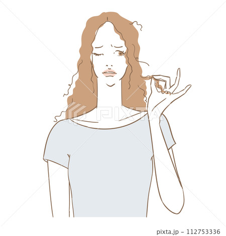 癖毛や傷んだ髪に悩む美しい女性 112753336