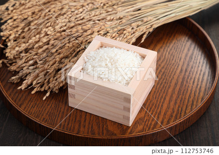 升に盛られたお米 升に盛られたお米 112753746