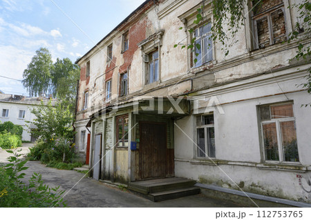 An old uninhabited peeling brick house in Kostroma, Russia 112753765