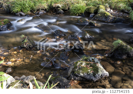 秋の清流風景・石川県小松市荒俣峡 秋の清流風景・石川県小松市荒俣峡 112754155