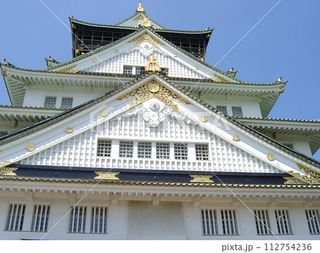 下から見上げた天守閣 112754236