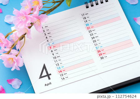 4月カレンダーと桜 112754624