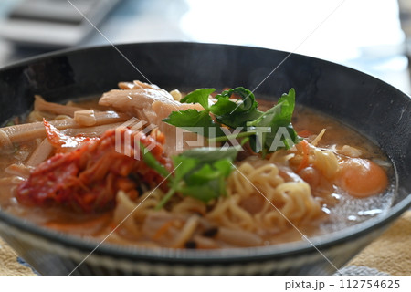 生卵が入った美味しいキムチ味噌ラーメン 112754625