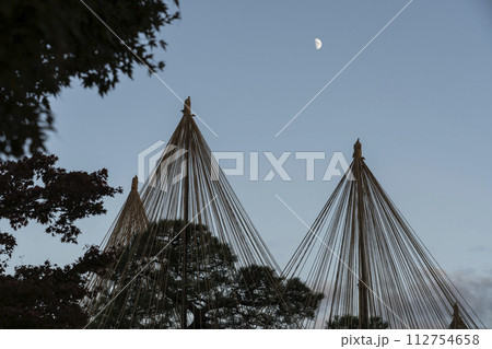 夕暮れ迫る晩秋の兼六園 112754658