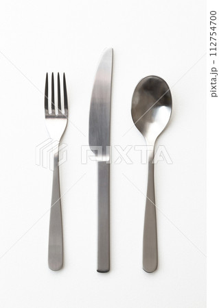 白背景にカトラリー 112754700