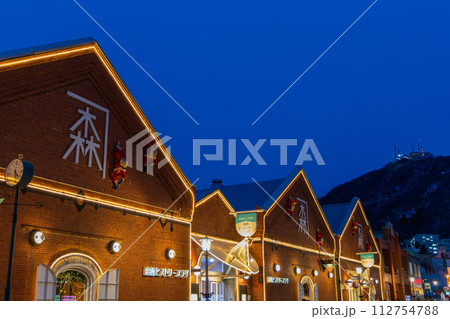 北海道函館の夜景・金森赤レンガ倉庫と函館山 北海道函館の夜景・金森赤レンガ倉庫と函館山 112754788