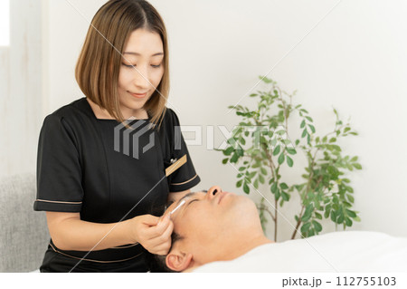 眉サロン・アートメイク・メンズ眉毛サロン・美眉サロンで眉毛を整える男性 112755103