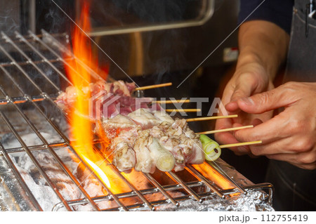 焼き鳥を焼く-6 焼き鳥を焼く-6 112755419