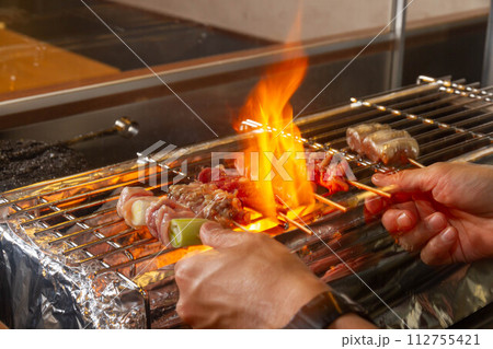 焼き鳥を焼く-2 焼き鳥を焼く-2 112755421
