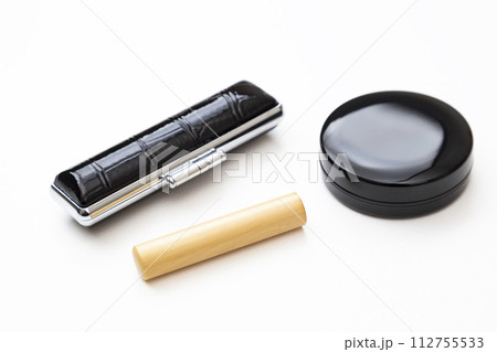 白背景に印鑑と朱肉 112755533