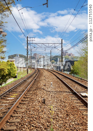 左にカーブする複線の線路 左にカーブする複線の線路 112755540