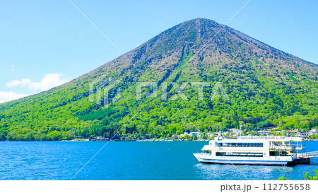 中禅寺湖と男体山（5月） 112755658