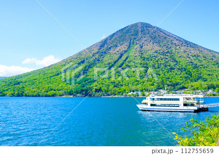 中禅寺湖と男体山（5月） 112755659