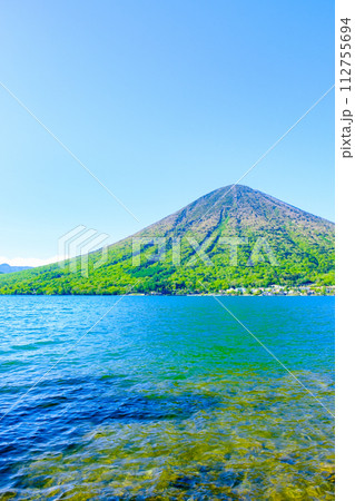 中禅寺湖と男体山（5月） 112755694