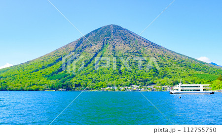 中禅寺湖と男体山（5月） 112755750