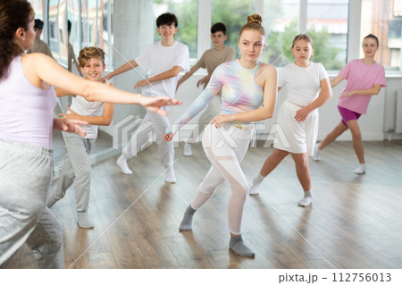 Group of children dancing jazz funk 112756013