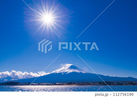 (山梨県)河口湖畔から眺める冬富士 (山梨県)河口湖畔から眺める冬富士 112756190