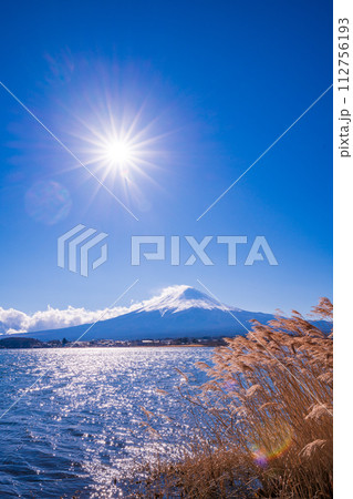 （山梨県）河口湖畔から眺める冬富士 112756193