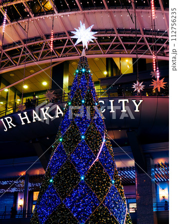 福岡県福岡市にある博多駅前広場（賑わい交流空間）に飾られたクリスマスツリーのイルミネーション 112756235